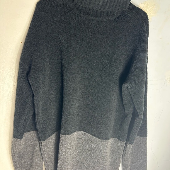BCBGMaxAzria Sweaters - BCBG MAXAZRIA Size Medium two tone Black and Gray Sweater